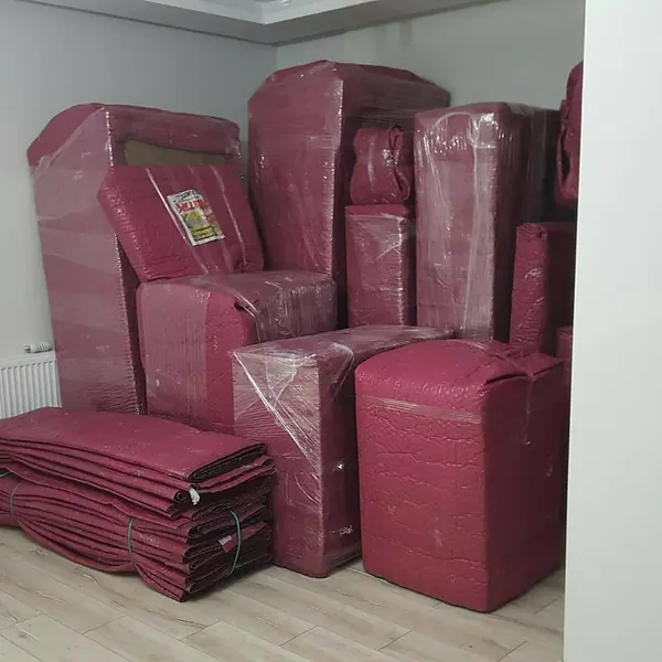 Taşıma battaniyeleriyle paketlenmiş ev eşyaları
