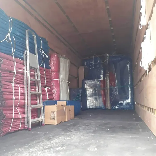 Kamyon kasasında sabitlenmiş, paketlenmiş eşyalar