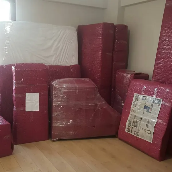 Taşıma öncesi paketlenmiş mobilyalar ve koliler