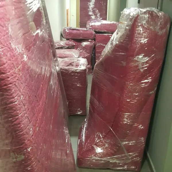 Apartman koridorunda yüklemeyi bekleyen paketli eşyalar