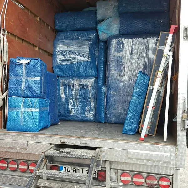 Mavi koruma örtüleriyle yüklenmiş taşıma aracı